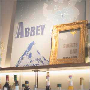 カフェ壁面ディスプレイ2